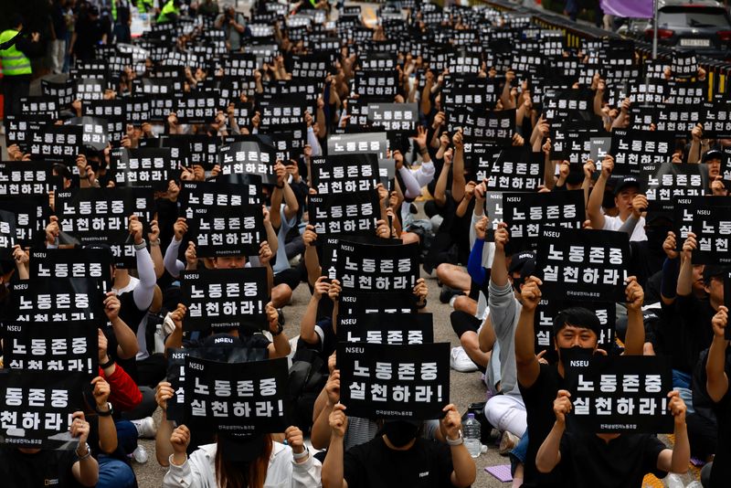 © Reuters. FILE PHOTO: The National Samsung Electronics Union (NSEU) members hold banners that read 