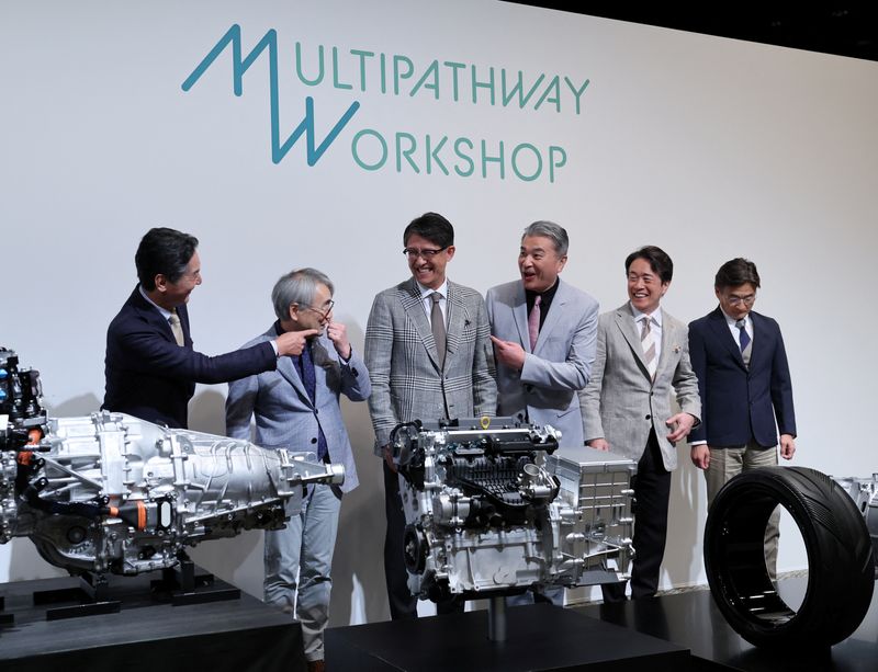 © Reuters. Subaru's CEO Atsushi Osaki, CTO Tetsuo Fujinuki, Toyota's CEO Koji Sato, CTO Hiroki Nakajima, Mazda's CEO Masahiro Moro and CTO Ichiro Hirose chat during a photo session at a press conference pledging to each develop a new engine in Tokyo, Japan May 28, 2024. REUTERS/Kim Kyung-Hoon
