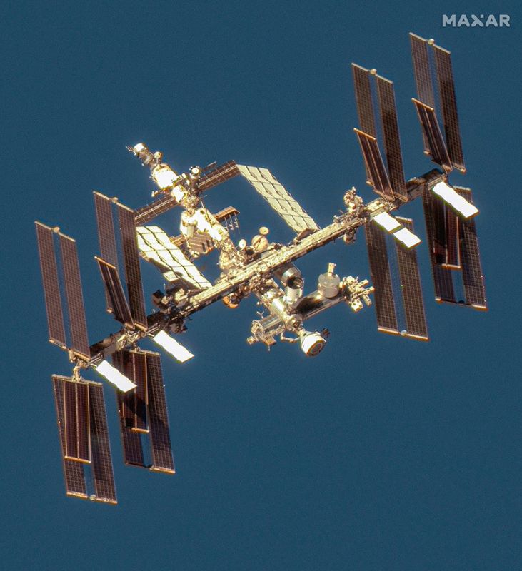 © Reuters. FILE PHOTO: A satellite image shows an overview of the International Space Station with the Boeing Starliner spacecraft, June 7, 2024. Maxar Technologies/Handout via REUTERS/File photo