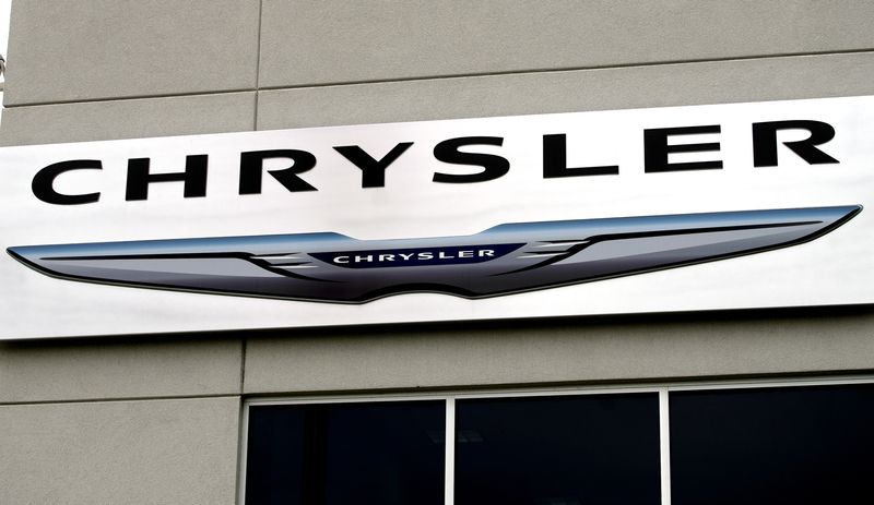 © Reuters. FILE PHOTO: The Chrysler logo is seen outside the Chrysler auto dealer in Broomfield, Colorado October 1, 2014. REUTERS/Rick Wilking/File Photo