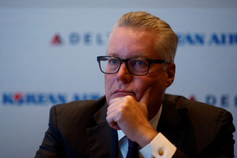 © Reuters. FILE PHOTO: Ed Bastian, CEO of Delta Airlines, answers questions from reporters at the International Air Transport Association’s Annual General Meeting in Boston, Massachusetts, U.S., October 3, 2021.   REUTERS/Brian Snyder/File Photo