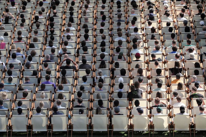 © Reuters. People attend the annual developer conference event at Apple's headquarters in Cupertino, California, U.S., June 10, 2024. REUTERS/Carlos Barria