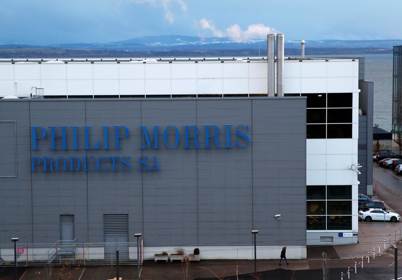 © Reuters. FILE PHOTO: A Philip Morris logo is pictured on a factory in Serrieres near Neuchatel, Switzerland December 8, 2017. REUTERS/Denis Balibouse/File Photo © Reuters. FILE PHOTO: A Philip Morris logo is pictured on a factory in Serrieres near Neuchatel, Switzerland December 8, 2017. REUTERS/Denis Balibouse/File Photo