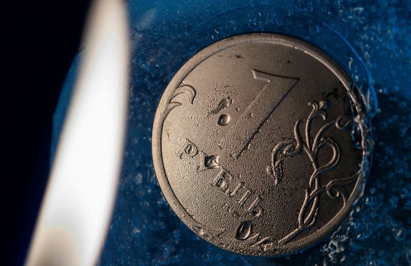 © Reuters. FILE PHOTO: A view shows a Russian one rouble coin in this picture illustration taken October 26, 2018. Picture taken October 26, 2018. REUTERS/Maxim Shemetov/File Photo