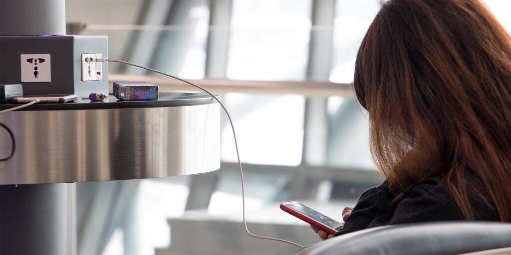 Scammers Are Using AI Phishing and ‘Juice Jacking’ to Target Travelers - Decrypt