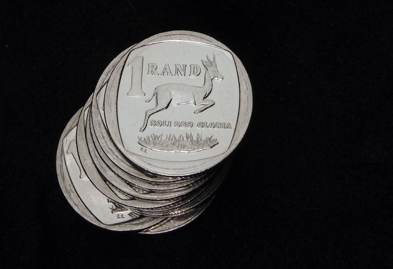 © Reuters. A South African Rand is seen in this illustration picture taken November 5, 2020.  REUTERS/Mike Hutchings/Illustration/ File Photo