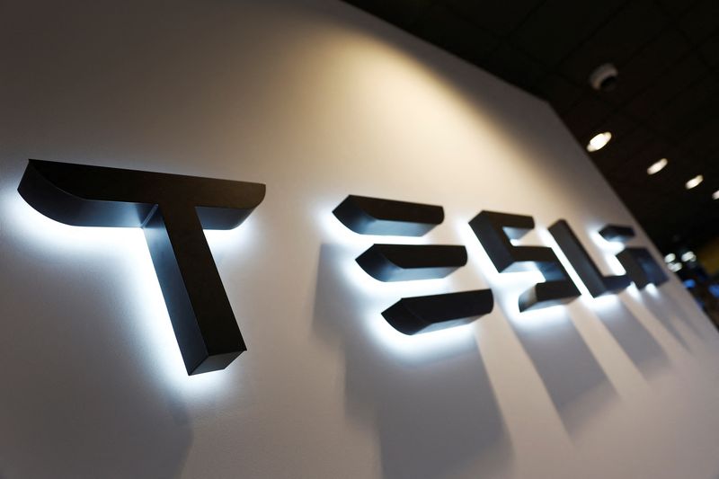 © Reuters. The Tesla Logo is seen at a dealership in Durango, northern Spain, October 30, 2023. REUTERS/Vincent West