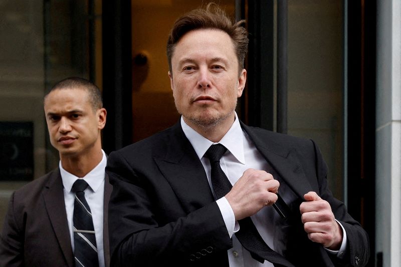 © Reuters. FILE PHOTO: Tesla CEO Elon Musk and his security detail depart the company's local office in Washington, U.S. January 27, 2023.  REUTERS/Jonathan Ernst//File Photo