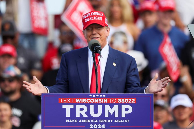 © Reuters. Former U.S. President and Republican presidential candidate Donald Trump speaks during his campaign event, in Racine, Wisconsin, U.S. June 18, 2024. REUTERS/Brendan McDermid © Reuters. Former U.S. President and Republican presidential candidate Donald Trump speaks during his campaign event, in Racine, Wisconsin, U.S. June 18, 2024. REUTERS/Brendan McDermid