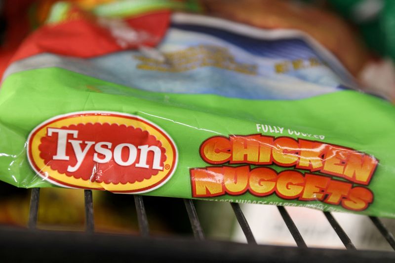 © Reuters. FILE PHOTO: Packets of Tyson Chicken Nuggets, a brand owned by Tyson Foods, Inc., are seen in a store in Manhattan, New York, U.S., November 15, 2021. REUTERS/Andrew Kelly/File Photo