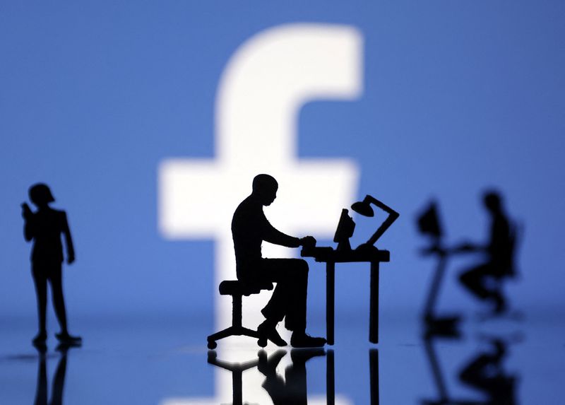© Reuters. Figurines with computers and smartphones are seen in front of Facebook logo in this illustration, July 24, 2022. REUTERS/Dado Ruvic/Illustration