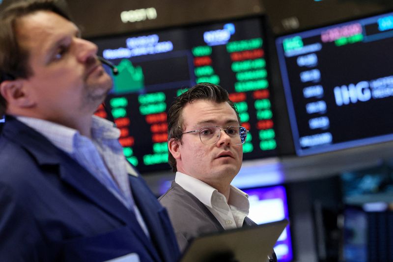© Reuters. Traders work on the floor at the New York Stock Exchange (NYSE) in New York City, U.S., June 3, 2024. REUTERS/Brendan McDermid © Reuters. Traders work on the floor at the New York Stock Exchange (NYSE) in New York City, U.S., June 3, 2024. REUTERS/Brendan McDermid