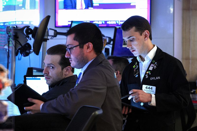 © Reuters. Traders work on the floor at the New York Stock Exchange (NYSE) in New York City, U.S., June 3, 2024.  REUTERS/Brendan McDermid