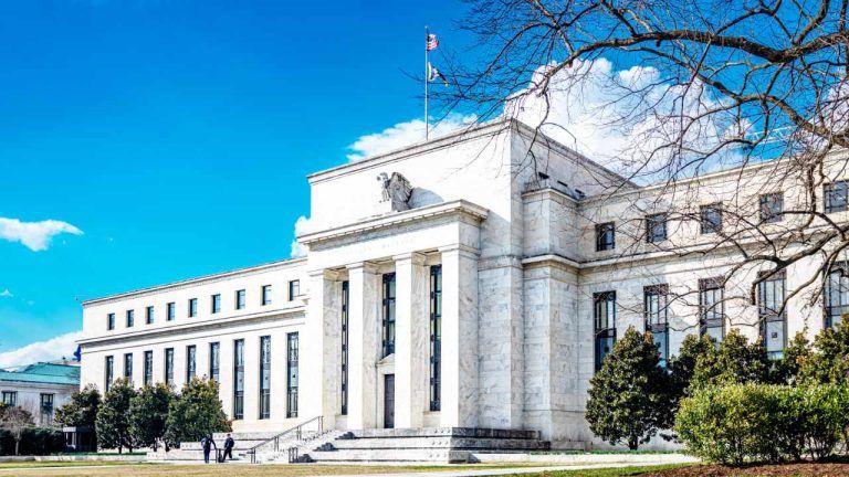 Peter Schiff Urges the Fed to Raise Rates and Let Markets Crash - shareandstocks.com