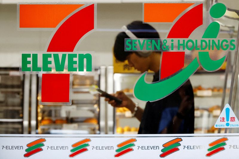 © Reuters. FILE PHOTO: Japan's Seven & i’s logo is seen at its 7-Eleven convenience store in Tokyo, Japan, Aug. 19, 2024. REUTERS/Kim Kyung-Hoon/File Photo © Reuters. FILE PHOTO: Japan's Seven & i’s logo is seen at its 7-Eleven convenience store in Tokyo, Japan, Aug. 19, 2024. REUTERS/Kim Kyung-Hoon/File Photo