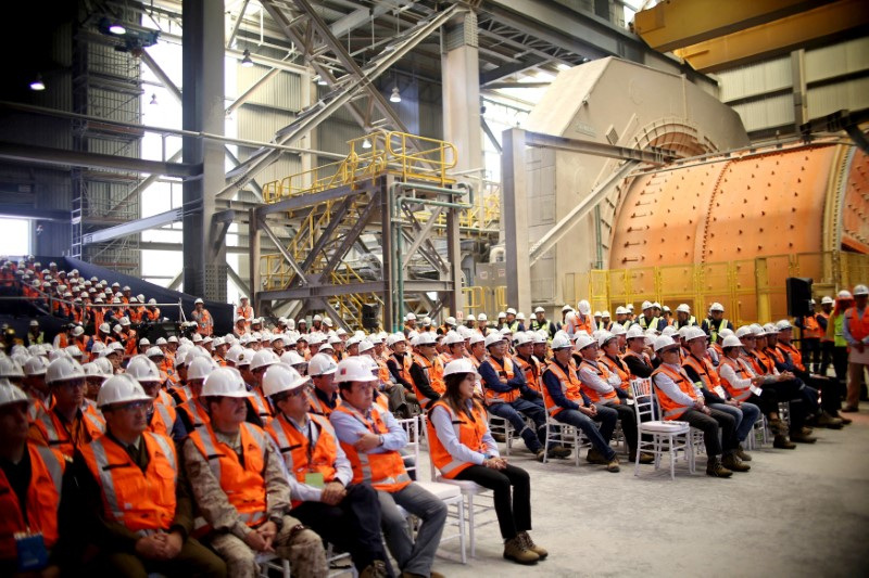 © Reuters. Workers gather during a ceremony at Escondida copper mine near Antofagasta, Chile, April 7, 2016.  REUTERS/Fabian Cambero/File Photo