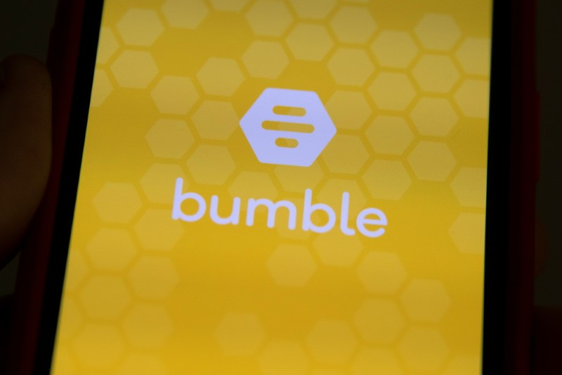 © Reuters. FILE PHOTO: The Bumble Inc. (BMBL) app is shown on an Apple iPhone in this photo illustration as the dating app operator made its debut IPO on the Nasdaq stock exchange February 11, 2021.       REUTERS/Mike Blake/Illustration/File Photo