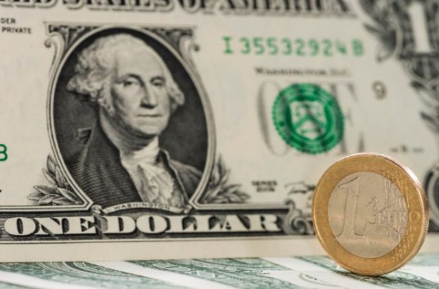 EUR/USD Traders Turn Net-Long: Implications for the Pair • Dumb Little Man