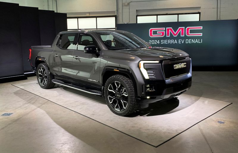 © Reuters. FILE PHOTO: General Motors shows a prototype of its 2024 GMC Sierra EV Denali Edition 1, which goes on sale in early 2024, in Royal Oak, Michigan, U.S., October 13, 2022. REUTERS/Paul Lienert/File Photo