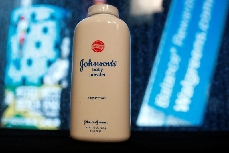 © Reuters. FILE PHOTO: A bottle of Johnson and Johnson Baby Powder is seen in a photo illustration taken in New York, February 24, 2016. REUTERS/Shannon Stapleton/Illustration/File Photo © Reuters. FILE PHOTO: A bottle of Johnson and Johnson Baby Powder is seen in a photo illustration taken in New York, February 24, 2016. REUTERS/Shannon Stapleton/Illustration/File Photo