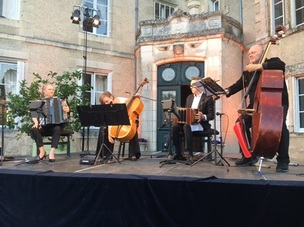 La Vie de Chateau (Chateau Life) III – Fat Tail Daily