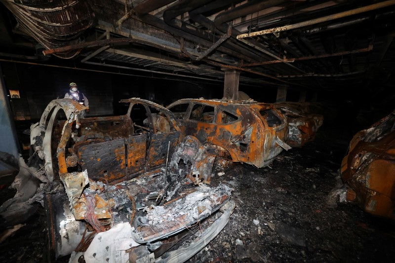 © Reuters. Vehicles that were completely burned down due to a Mercedes Benz electric car fire that broke out on August 1st, are lying in the underground parking lot of an apartment complex in Incheon, South Korea, August 2, 2024. Yonhap/via REUTERS/ File Photo
