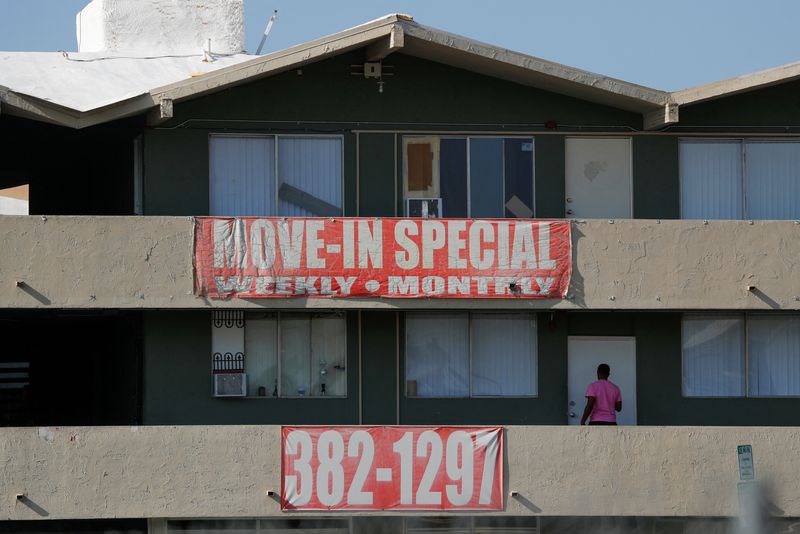© Reuters. FILE PHOTO: An old apartment building supplying low rent housing is seen in Las Vegas, Nevada, U.S., August 27, 2018. Picture taken August 27, 2018.  REUTERS/Mike Blake/File Photo