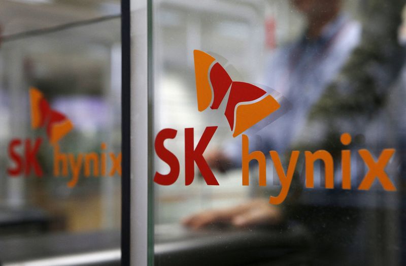 © Reuters. FILE PHOTO: Employee walks past the logo of SK Hynix at its headquarters in Seongnam, South Korea, April 25, 2016. REUTERS/Kim Hong-Ji/File Photo