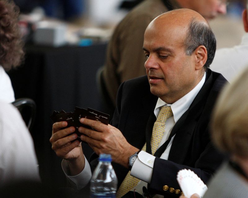 © Reuters. FILE PHOTO: Ajit Jain, who runs some of Berkshire's insurance operations, plays a game of bridge during Berkshire Hathaway Shareholders annual meeting in Omaha, Nebraska May 3, 2009. REUTERS/Carlos Barria (UNITED STATES BUSINESS)/File Photo
