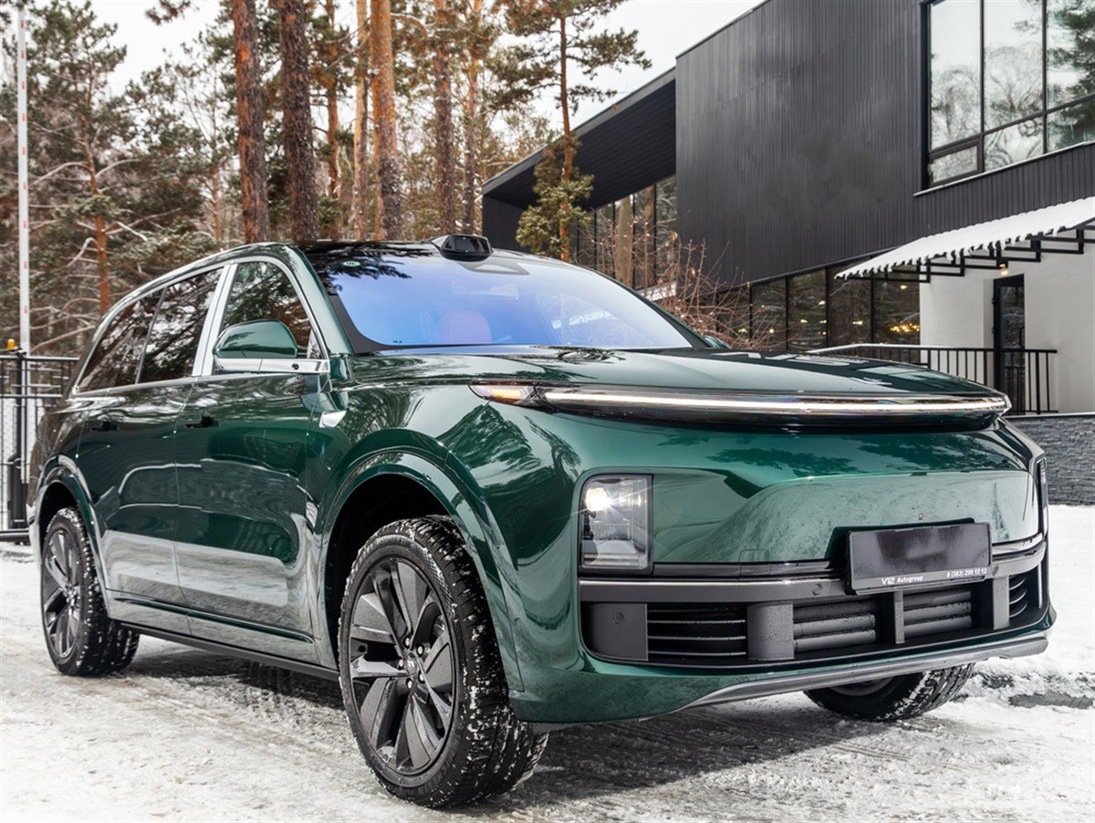 Novosibirsk, Russia -  November 20  , 2023:  green  LI L9, SUV  parked in  park,  front   view