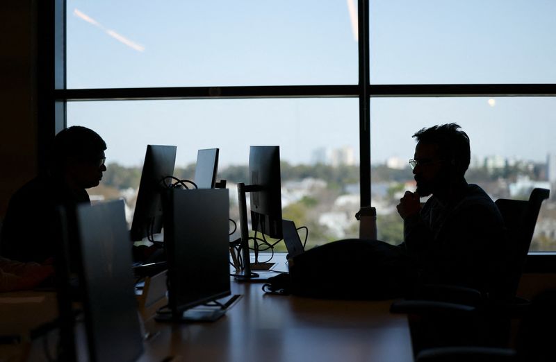 © Reuters. FILE PHOTO: Employees of e-commerce MercadoLibre work at the company's offices in Buenos Aires, Argentina September 6, 2024. REUTERS/Agustin Marcarian/File Photo © Reuters. FILE PHOTO: Employees of e-commerce MercadoLibre work at the company's offices in Buenos Aires, Argentina September 6, 2024. REUTERS/Agustin Marcarian/File Photo