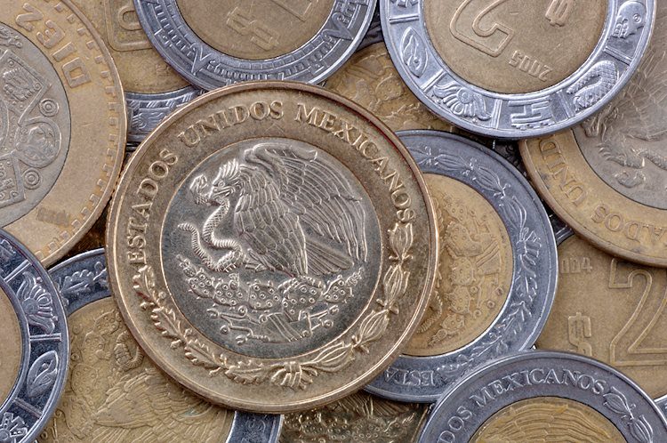 Mexican Peso edges lower ahead of central bank decision time