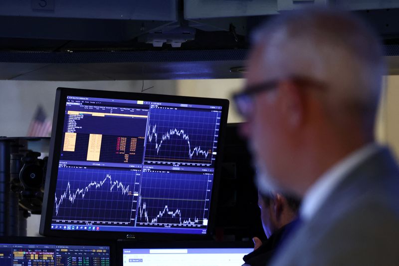 © Reuters. Traders work on the floor at the New York Stock Exchange (NYSE) in New York City, U.S., September 19, 2024. REUTERS/Brendan McDermid/File Photo © Reuters. Traders work on the floor at the New York Stock Exchange (NYSE) in New York City, U.S., September 19, 2024. REUTERS/Brendan McDermid/File Photo