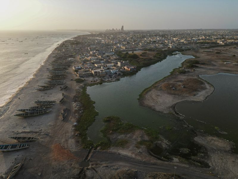 © Reuters. FILE PHOTO: A drone view of Bargny, on the outskirts of Dakar, Senegal March 7, 2024. REUTERS/Zohra Bensemra/File photo