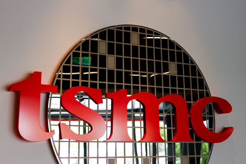 © Reuters. FILE PHOTO: TSMC logo is seen at TSMC Museum of Innovation in Hsinchu, Taiwan May 29, 2024. REUTERS/Ann Wang/File Photo