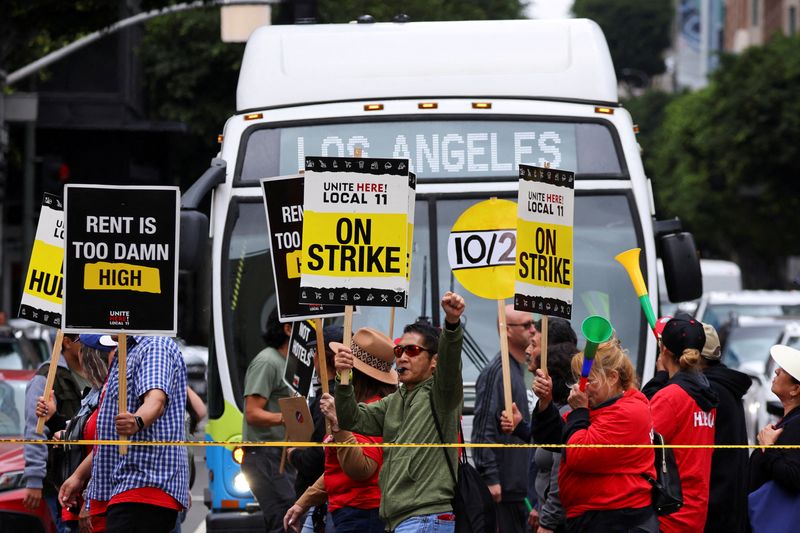 © Reuters. FILE PHOTO: Hotel workers march and protest, while a bus driver waits to cross the road, as they continue their strike in Los Angeles, California, U.S., October 25, 2023. REUTERS/Mike Blake/File Photo © Reuters. FILE PHOTO: Hotel workers march and protest, while a bus driver waits to cross the road, as they continue their strike in Los Angeles, California, U.S., October 25, 2023. REUTERS/Mike Blake/File Photo
