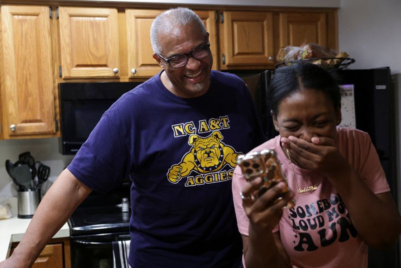 © Reuters. Kayla Smith Owens and her grandfather, Chesapeake Beach, Maryland, August 14, 2024. REUTERS/Kent J Edwards © Reuters. Kayla Smith Owens and her grandfather, Chesapeake Beach, Maryland, August 14, 2024. REUTERS/Kent J Edwards