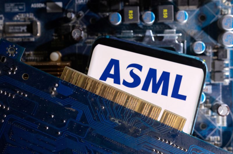 © Reuters. A smartphone with a displayed ASML logo is placed on a computer motherboard in this illustration taken March 6, 2023. REUTERS/Dado Ruvic/Illustration/File Photo