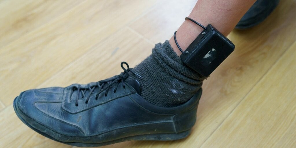 Accused $150M Crypto Fraudster Turns Fugitive After Disabling Ankle Monitor - Decrypt