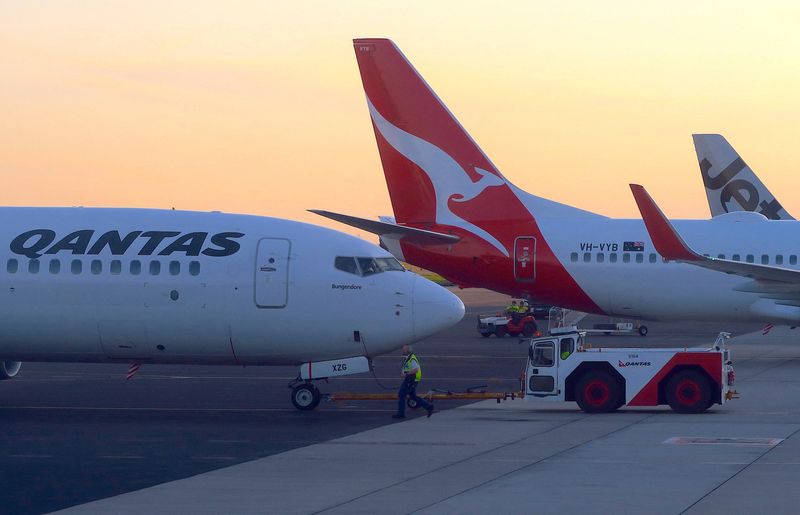 © Reuters. FILE PHOTO: Workers are seen near Qantas Airways, Australia's national carrier, Boeing 737-800 aircraft on the tarmac at Adelaide Airport, Australia, August 22, 2018. REUTERS/David Gray/File Photo © Reuters. FILE PHOTO: Workers are seen near Qantas Airways, Australia's national carrier, Boeing 737-800 aircraft on the tarmac at Adelaide Airport, Australia, August 22, 2018. REUTERS/David Gray/File Photo