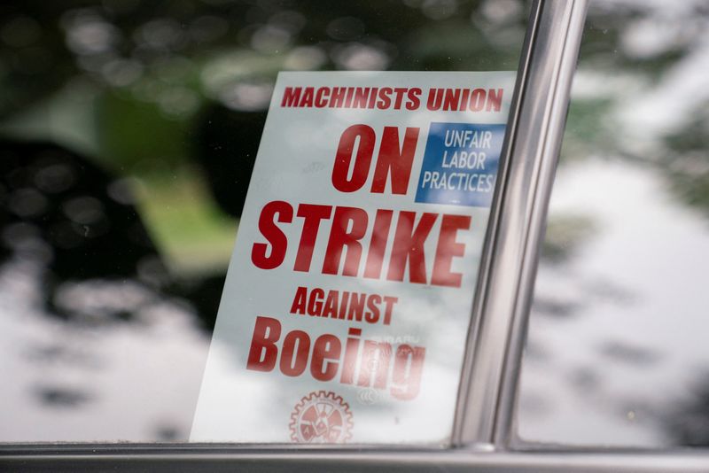 © Reuters. A strike sign is seen in a Boeing worker's car as union members from the International Association of Machinists and Aerospace Workers District 751 arrive to vote on a new contract proposal at a union hall during an ongoing strike in Renton, Washington, U.S. October 23, 2024. REUTERS/David Ryder © Reuters. A strike sign is seen in a Boeing worker's car as union members from the International Association of Machinists and Aerospace Workers District 751 arrive to vote on a new contract proposal at a union hall during an ongoing strike in Renton, Washington, U.S. October 23, 2024. REUTERS/David Ryder
