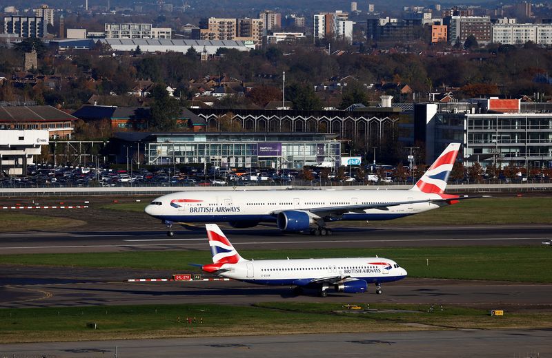 © Reuters. FILE PHOTO: A British Airways Boeing 777 passes a British Airways Airbus as it takes off from Heathrow Airport, in London, Britain, November 28, 2023.  REUTERS/Peter Nicholls/File Photo