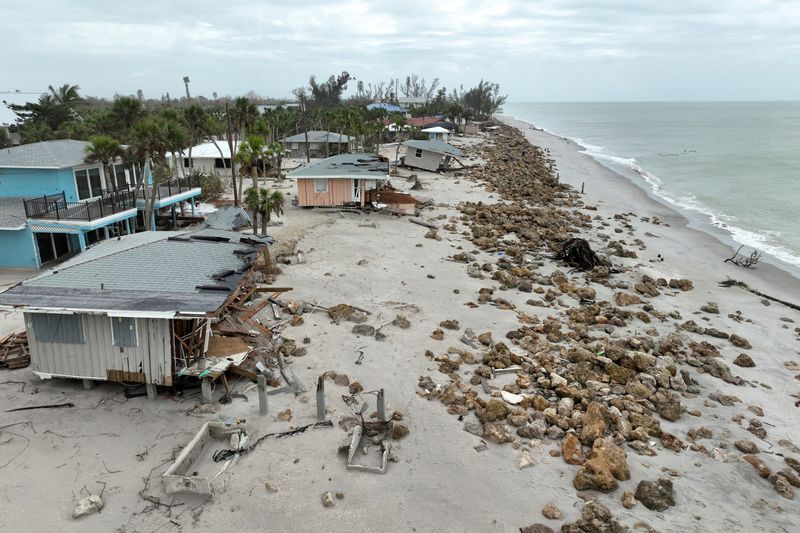 © Reuters. FILE PHOTO: A drone view shows destroyed beach houses after Hurricane Milton made landfall in Manasota Key, Florida, U.S., October 11, 2024. REUTERS/Ricardo Arduengo/File Photo
