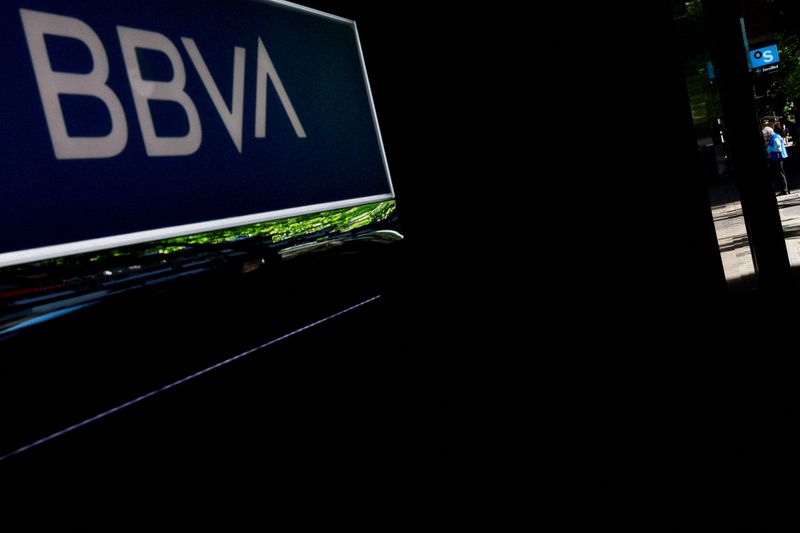 © Reuters. FILE PHOTO: A man uses an ATM machine of Spain's Sabadell bank near a branch of Spain's BBVA bank in Madrid, May 10, 2024. REUTERS/Susana Vera/File Photo