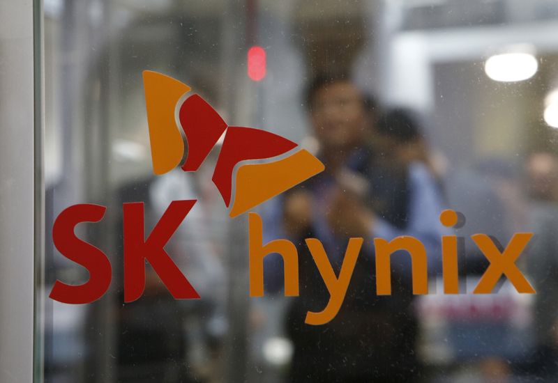 © Reuters. Employee walk past the logo of SK Hynix at its headquarters in Seongnam, South Korea, April 25, 2016. REUTERS/Kim Hong-Ji/File Photo © Reuters. Employee walk past the logo of SK Hynix at its headquarters in Seongnam, South Korea, April 25, 2016. REUTERS/Kim Hong-Ji/File Photo