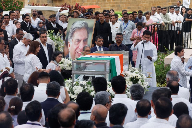 © Reuters. A priest prays during a final viewing for the public to pay their respects to the former chairman of Tata Group Ratan Tata, in Mumbai, India, October 10, 2024. REUTERS/Francis Mascarenhas