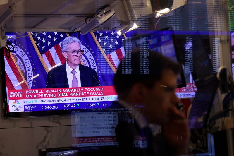 © Reuters. FILE PHOTO: A screen on the trading floor at the New York Stock Exchange (NYSE) display a news conference with Federal Reserve Chair Jerome Powell following the Federal Reserve rate announcement, in New York City, U.S., September 18, 2024. REUTERS/Andrew Kell/File Photo © Reuters. FILE PHOTO: A screen on the trading floor at the New York Stock Exchange (NYSE) display a news conference with Federal Reserve Chair Jerome Powell following the Federal Reserve rate announcement, in New York City, U.S., September 18, 2024. REUTERS/Andrew Kell/File Photo