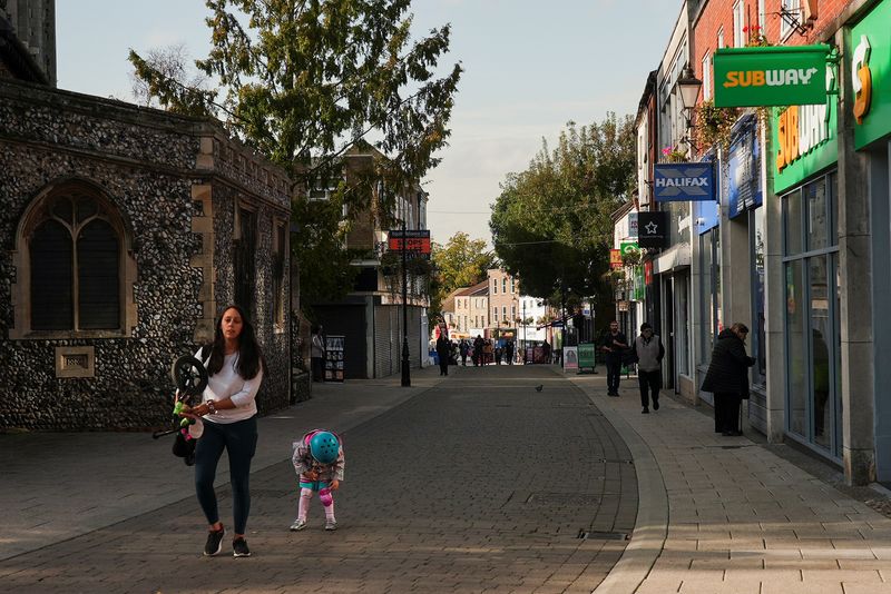© Reuters. People walk on a street in Thetford, a market town in Norfolk, east of England, United Kingdom October 16, 2024. REUTERS/Ben Makori/File Photo