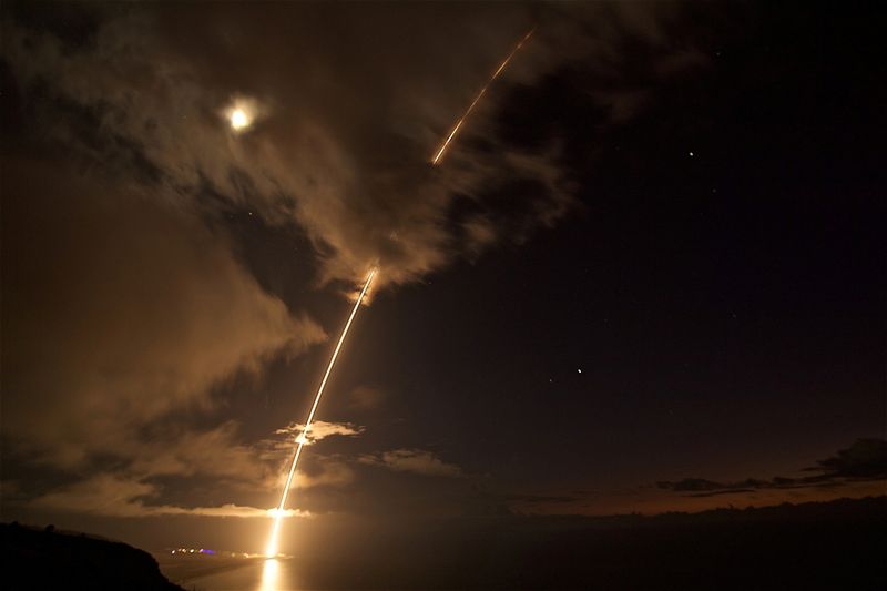 © Reuters. FILE PHOTO: A medium-range ballistic missile target is launched from the Pacific Missile Range Facility, before being successfully intercepted by Standard Missile-6 missiles fired from the guided-missile destroyer USS John Paul Jones, in Kauai, Hawaii, U.S. August 29, 2017 in this handout image. Latonja Martin/U.S. Navy/Handout via REUTERS /File Photo © Reuters. FILE PHOTO: A medium-range ballistic missile target is launched from the Pacific Missile Range Facility, before being successfully intercepted by Standard Missile-6 missiles fired from the guided-missile destroyer USS John Paul Jones, in Kauai, Hawaii, U.S. August 29, 2017 in this handout image. Latonja Martin/U.S. Navy/Handout via REUTERS /File Photo