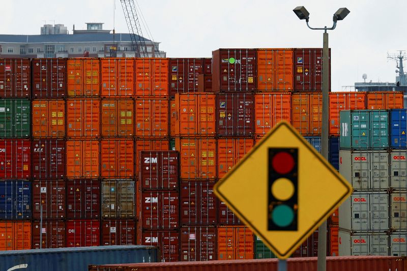 © Reuters. Containers are stacked at the Portsmouth Marine Terminal (PMT), as port workers from the International Longshoremen's Association (ILA) participate in a strike, in Portsmouth, Virginia, U.S., October 2, 2024. REUTERS/Jose Luis Gonzalez © Reuters. Containers are stacked at the Portsmouth Marine Terminal (PMT), as port workers from the International Longshoremen's Association (ILA) participate in a strike, in Portsmouth, Virginia, U.S., October 2, 2024. REUTERS/Jose Luis Gonzalez